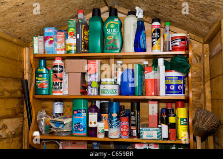 Regal / Regale halten große Auswahl / Vielfalt der Garten / Gartenarbeit Chemikalien, Dosen & Haushaltsprodukte in einem Gartenhaus. Stockfoto