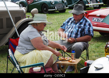 Paare, ein Picknick am Oldtimer Treffen Vereinigtes Königreich Stockfoto