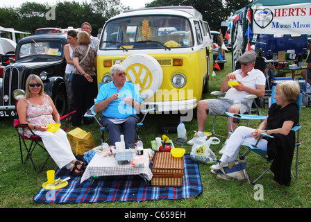 VW T2B Bus und Fans versammelten sich bei Oldtimer Treffen Vereinigtes Königreich Stockfoto