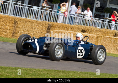 1960 Ferguson-Climax Projekt 99 mit Fahrer Stirling Moss auf dem 2011 Goodwood Festival of Speed, Sussex, UK. Stockfoto