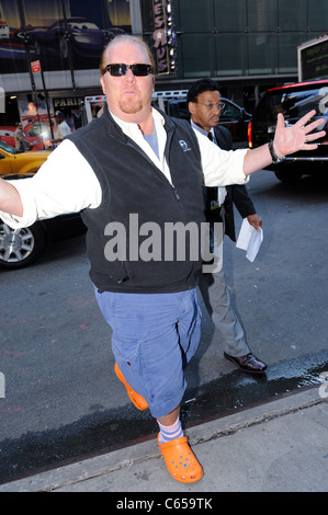 Mario Batali, betritt das "Good Morning America" taping im ABC Times Square Studios heraus und über für Promi-Schnappschüsse - Mi, New York, NY 15. Juni 2011. Foto von: Ray Tamarra/Everett Collection Stockfoto