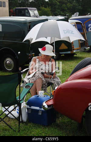 Menschen und Autos bei Oldtimer Treffen Hertfordshire, Vereinigtes Königreich Stockfoto