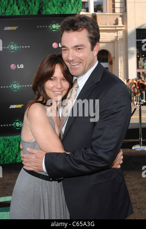 Jon Tenney, Leslie Urdang im Ankunftsbereich für GREEN LANTERN Premiere, Graumans Chinese Theatre, Los Angeles, CA 15. Juni 2011. Foto von: Elizabeth Goodenough/Everett Collection Stockfoto