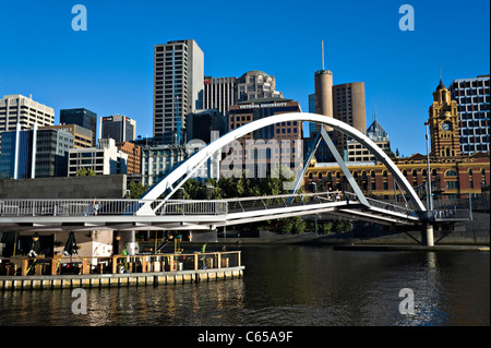 Der Yarra Fußgängerbrücke von Southbank Promenade über den Yarra River zum Geschäftsviertel Melbourne Victoria Australien Stockfoto