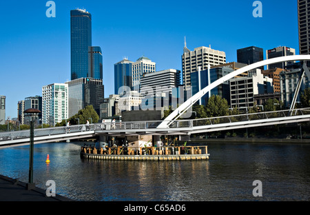 Der Yarra Fußgängerbrücke von Southbank Promenade über den Yarra River zum Geschäftsviertel Melbourne Victoria Australien Stockfoto
