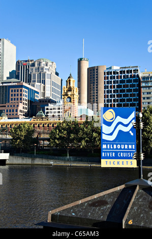 Flinders Street Station Building und Central Business District Bürogebäude Melbourne Victoria Australien mit Yarra River Stockfoto