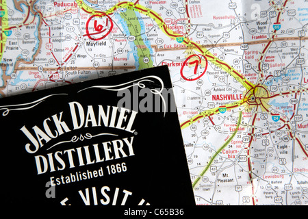 Straßenkarte von den Usa mit Route geplant, Textmarker nach Nashville und Ticket an die Buchse Daniels Brennerei Stockfoto