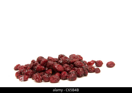 Getrocknete Cranberries auf weißem Hintergrund. Stockfoto