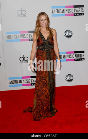 Sheryl Crow im Ankunftsbereich für den 37th Annual American Music Awards (2010 AMA) - Ankünfte, Nokia Theatre L.A. LIVE, Los Angeles, CA 21. November 2010. Foto von: Elizabeth Goodenough/Everett Collection Stockfoto