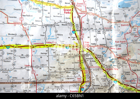 Straßenkarte von den Usa mit Routen geplant, in Textmarker durch Fargo North Dakota usa Stockfoto