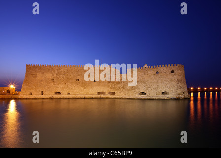 Heraklion, Kreta, Griechenland. Die venezianische Burg am Eingang des alten Hafens, bekannt mit seinen türkischen Namen "Kule" Stockfoto