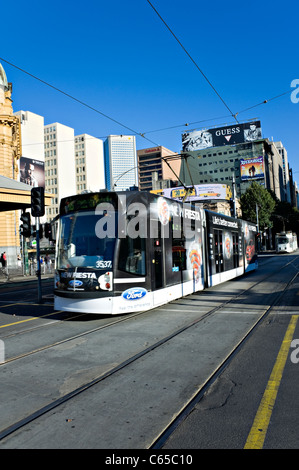 Melbourne Straßenbahn betrieben Yarra Trams in der Stadt ein modernes effizientes Verkehrsnetz in Victoria Australien Stockfoto