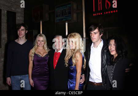 Marston Hefner, Anna Berglund, Hugh Hefner, Crystal Harris, Cooper Hefner, Gast bei Anreise für Playboys Miss Oktober 2010 Playmate Grand Opening Show, TABU ULTRA Lounge im MGM Grand, Las Vegas, NV 21. Oktober 2010. Foto von: MORA/Everett Collection Stockfoto