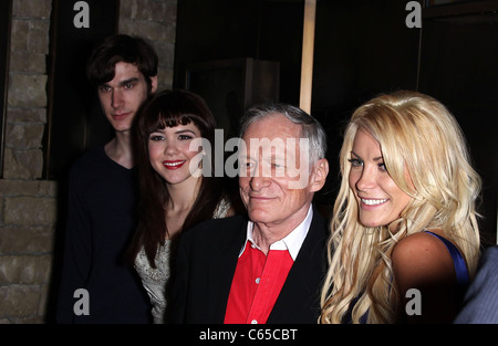 Marston Hefner, Claire Sinclair, Hugh Hefner, Crystal Harris, im Ankunftsbereich für Playboys Miss Oktober 2010 Playmate Grand Opening Show, TABU ULTRA Lounge im MGM Grand, Las Vegas, NV 21. Oktober 2010. Foto von: MORA/Everett Collection Stockfoto