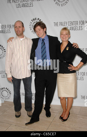 Greg Garcia, Lucas Neff, Martha Plimpton im Ankunftsbereich für PaleyFest Herbst 2010 FOX TV Vorschau Party, The Paley Center for Media, Los Angeles, CA 13. September 2010. Foto von: Michael Germana/Everett Collection Stockfoto