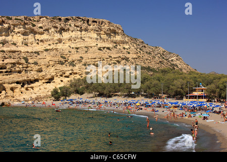 Matala-Strand mit seinen berühmten Höhlen, einst das "Zuhause" für viele Hippies, im Süden der Präfektur Heraklion, Kreta, Griechenland Stockfoto