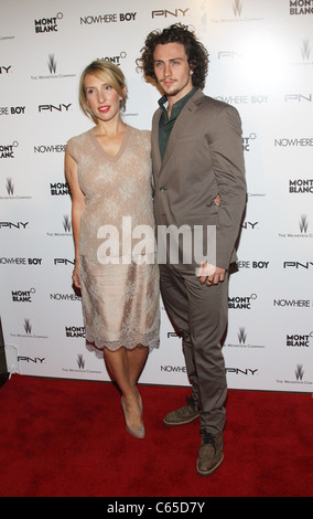 Sam Taylor-Wood, Aaron Johnson im Ankunftsbereich für NOWHERE BOY Premiere, BMCC Tribeca Performing Arts Center, New York, NY 21. September 2010. Foto von: Rob Kim/Everett Collection Stockfoto