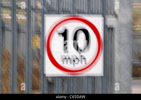 Ein 10 km/h britische Tempolimit Schild Bewegung mit überhöhter Geschwindigkeit angeben Stockfoto