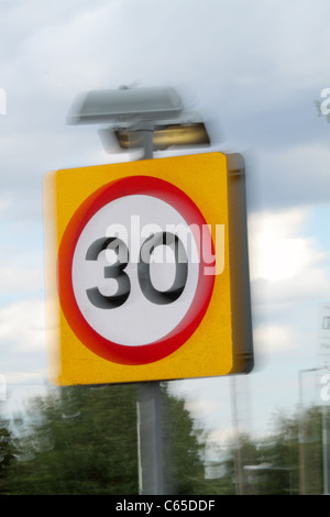 Ein 30 km/h britische Tempolimit Schild Bewegung mit überhöhter Geschwindigkeit angeben Stockfoto
