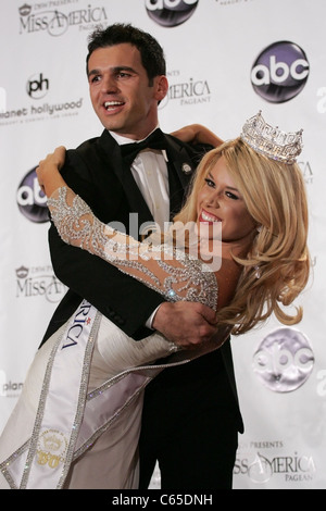 Tony Dovolani, Miss America 2011, Teresa Scanlan, in die Teilnehmerliste für 2011 Miss Amerika Pageant, Planet Hollywood Resort &amp; Casino, Las Vegas, NV 15. Januar 2011. Foto von: James Atoa/Everett Collection Stockfoto