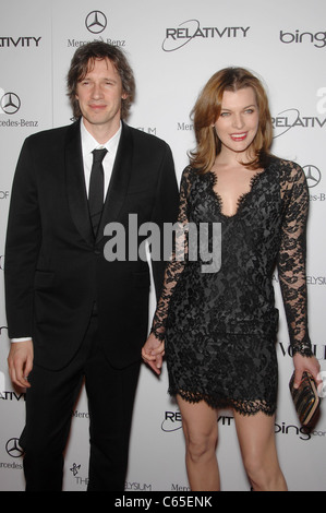 Paul Anderson, Milla Jovovich im Ankunftsbereich für The Art of Elysium vierten jährlichen Black Tie Charity Gala HEAVEN The Annenberg-Gebäude an der California Science Center, Los Angeles, CA 15. Januar 2011. Foto von: Michael Germana/Everett Collection Stockfoto