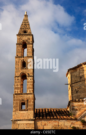 Die Kirche von Aghios Spyridon, mit seinem beeindruckenden Glockenturm im Palia ("alten") Kardamyli, Messinian Mani, Peloponnes, Griechenland Stockfoto