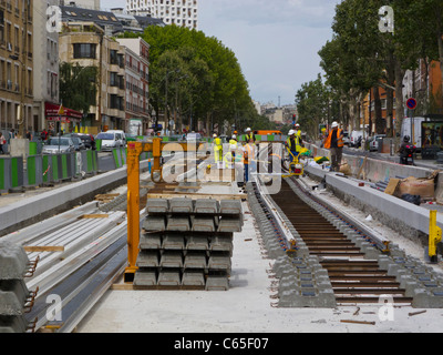 Paris, Frankreich, Baustelle, kleine Gruppe von Männern, die an der Straßenbahnlinie T3 arbeiten, Zugarbeiter Stockfoto