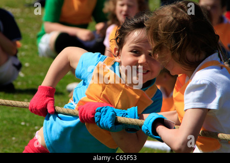 Tug Of War am Schulsporttag Stockfoto