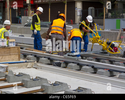 Paris, Frankreich, Arbeiter auf Baustelle, Gruppe afrikanischer Einwanderer, die an der Straßenbahn T3 auf der Straße arbeiten, Immigranten Europa, Arbeiter frankreich Stockfoto