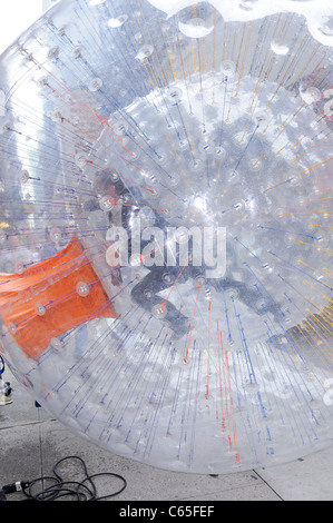 Joseph Gordon-Levitt, betritt den OGO (Outdoor Gravity Orb) auf der "Late Show With David Letterman" unterwegs für Promi-Schnappschüsse - Mittwoch, New York, NY 14. Juli 2010. Foto von: Ray Tamarra/Everett Collection Stockfoto