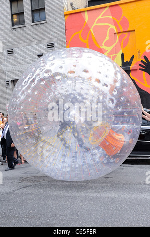 Joseph Gordon-Levitt, betritt den OGO (Outdoor Gravity Orb) auf der "Late Show With David Letterman" unterwegs für Promi-Schnappschüsse - Mittwoch, New York, NY 14. Juli 2010. Foto von: Ray Tamarra/Everett Collection Stockfoto