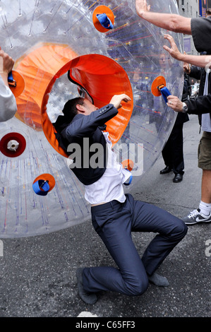 Joseph Gordon-Levitt, verlässt den OGO (Outdoor Gravity Orb) auf der "Late Show With David Letterman" unterwegs für Promi-Schnappschüsse - Mittwoch, New York, NY 14. Juli 2010. Foto von: Ray Tamarra/Everett Collection Stockfoto