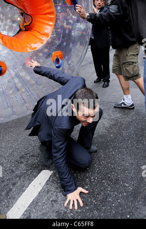 Joseph Gordon-Levitt, verlässt den OGO (Outdoor Gravity Orb) auf der "Late Show With David Letterman" unterwegs für Promi-Schnappschüsse - Mittwoch, New York, NY 14. Juli 2010. Foto von: Ray Tamarra/Everett Collection Stockfoto