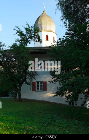 Kirchturm mit Uhr, Glockenturm, das Benediktiner-Kloster Frauenwoerth, Fraueninsel Insel, See Frauenchiemsee oder Chiemsee Stockfoto