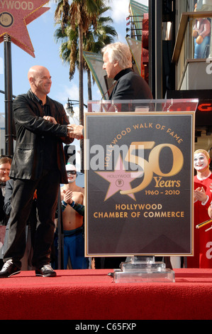 Guy Laliberte, James Cameron bei der Induktion Zeremonie für Stern auf dem Hollywood gehen von Fame Zeremonie für Guy Laliberte, Hollywood Boulevard, Los Angeles, CA 22. November 2010. Foto von: Michael Germana/Everett Collection Stockfoto