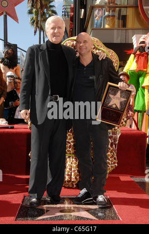 James Cameron, Guy Laliberte bei der Induktion Zeremonie für Stern auf dem Hollywood gehen von Fame Zeremonie für Guy Laliberte, Hollywood Boulevard, Los Angeles, CA 22. November 2010. Foto von: Michael Germana/Everett Collection Stockfoto