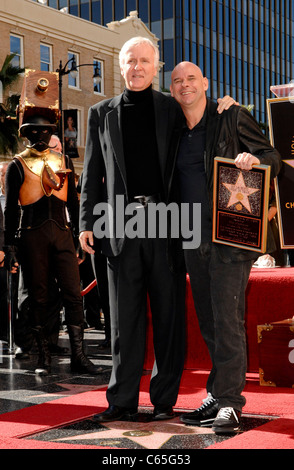 James Cameron, Guy Laliberte bei der Induktion Zeremonie für Stern auf dem Hollywood gehen von Fame Zeremonie für Guy Laliberte, Hollywood Boulevard, Los Angeles, CA 22. November 2010. Foto von: Elizabeth Goodenough/Everett Collection Stockfoto