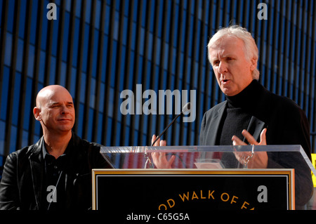 James Cameron, Guy Laliberte bei der Induktion Zeremonie für Stern auf dem Hollywood gehen von Fame Zeremonie für Guy Laliberte, Hollywood Boulevard, Los Angeles, CA 22. November 2010. Foto von: Elizabeth Goodenough/Everett Collection Stockfoto