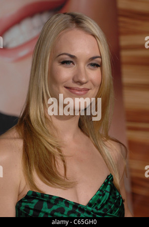 Yvonne Strahovski im Ankunftsbereich für Rapunzel-Neu VERFÖHNT Premiere, El Capitan Theatre, Los Angeles, CA 14. November 2010. Foto von: Elizabeth Goodenough/Everett Collection Stockfoto