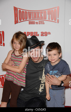 Tom Malloy, Kinder bei der Ankunft für HOODWINKED TOO! Hood Vs Evil Premiere, Pacific Theater im The Grove, Los Angeles, CA 16. April 2011. Foto von: Michael Germana/Everett Collection Stockfoto