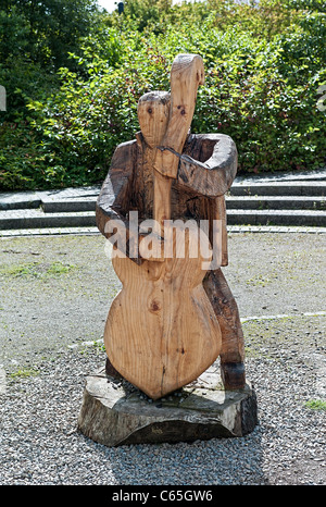 Holzschnitzerei eines Musikers in South Wales UK Stockfoto