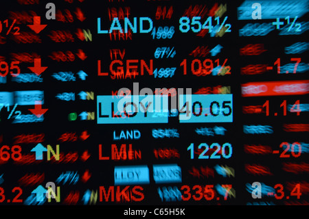 Mehrfachbelichtung FTSE 100 Hauptbestandteile Bildschirm für den Handel mit Wertpapieren und Aktien, die nach unten sinkenden Preisen Tag zeigen Stockfoto