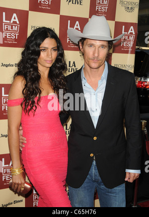 Camila Alves, Matthew McConaughey im Ankunftsbereich für BERNIE Premiere, Regal Theater in L.A. Live, Los Angeles, CA 16. Juni 2011. Foto von: Dee Cercone/Everett Collection Stockfoto