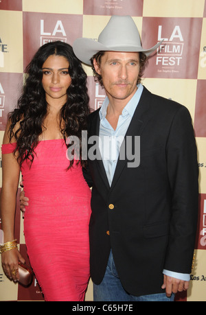 Camila Alves, Matthew McConaughey im Ankunftsbereich für BERNIE Premiere, Regal Theater in L.A. Live, Los Angeles, CA 16. Juni 2011. Foto von: Dee Cercone/Everett Collection Stockfoto