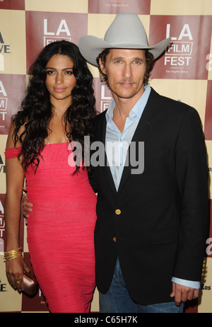 Camila Alves, Matthew McConaughey im Ankunftsbereich für BERNIE Premiere, Regal Theater in L.A. Live, Los Angeles, CA 16. Juni 2011. Foto von: Dee Cercone/Everett Collection Stockfoto