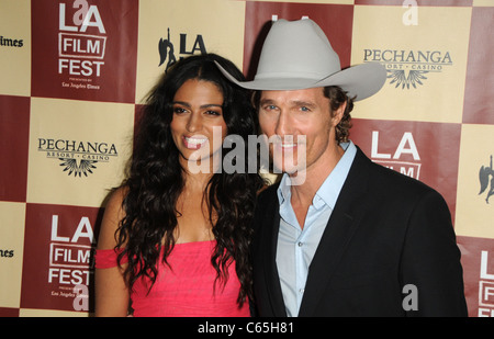 Camila Alves, Matthew McConaughey im Ankunftsbereich für BERNIE Premiere, Regal Theater in L.A. Live, Los Angeles, CA 16. Juni 2011. Foto von: Dee Cercone/Everett Collection Stockfoto