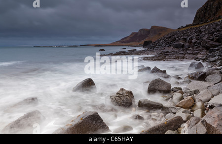 Moody-Himmel über Staffin Strand mit Klippen hinaus Isle Of Skye, Schottland. Stockfoto