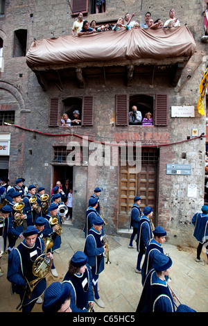 Palio di Siena 2011, Juli 2. Pferderennen: historisches Reenactment und Parade, Piazza del Campo, Palio Siena. Nur zur redaktionellen Verwendung. Stockfoto
