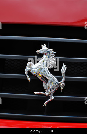 Tänzelnden Pferd Abzeichen auf Ferrari 348 Auto Stockfoto