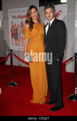 Dave Annable, Odette Yustman (trägt eine Kleid von J. Mendel) bei der Ankunft für SIE wieder Premiere, El Capitan Theatre, Los Angeles, CA Stockfoto